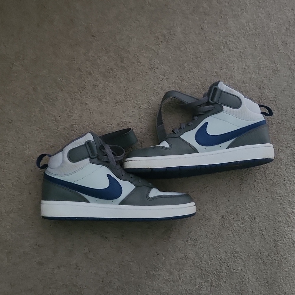 Nike Burough 5.5 Youth Mid Sneaker